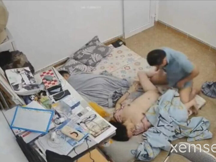 Ảnh 1 của Hack camera chồng đang ngủ vợ nứng quá gọi chồng dậy đòi chịch